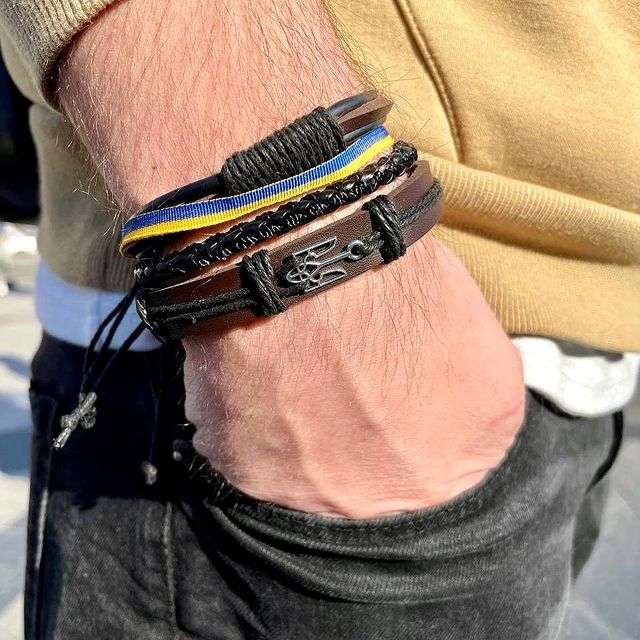 Шкіряний браслет з гербом України та дерев'яними намистинами